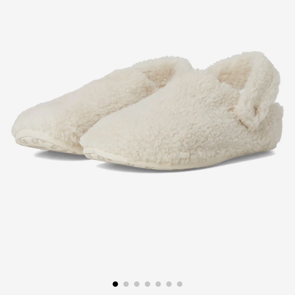 Cozy Cream Fuzzy Slippers